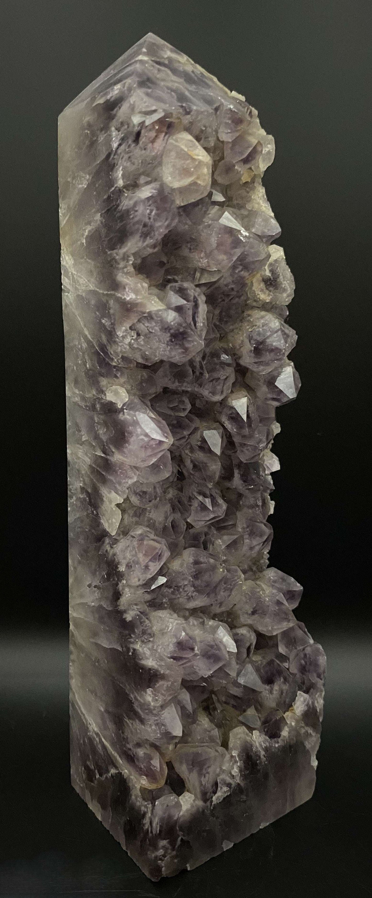 Obelisc din geoda de Ametist cu cristale semipretioase violet pe fundal negru