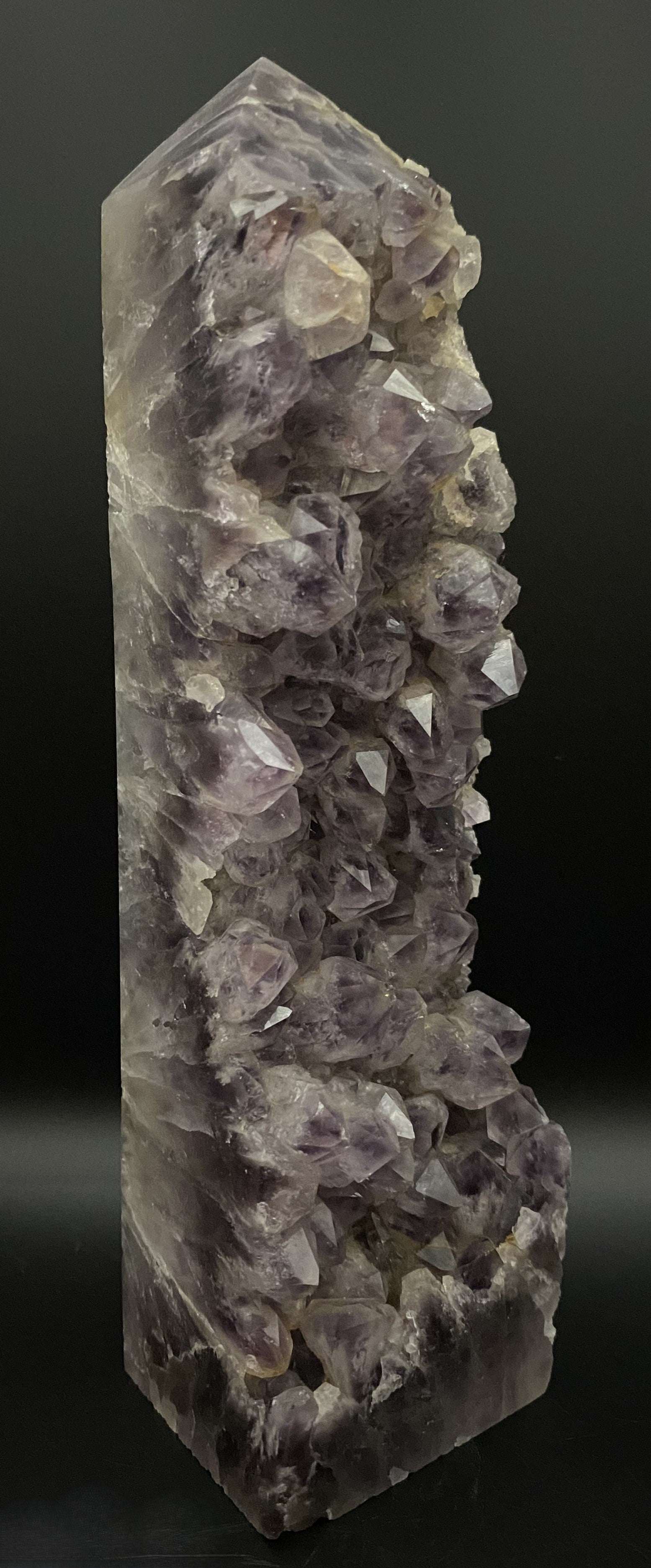 Obelisc din geoda de Ametist cu cristale semipretioase violet pe fundal negru
