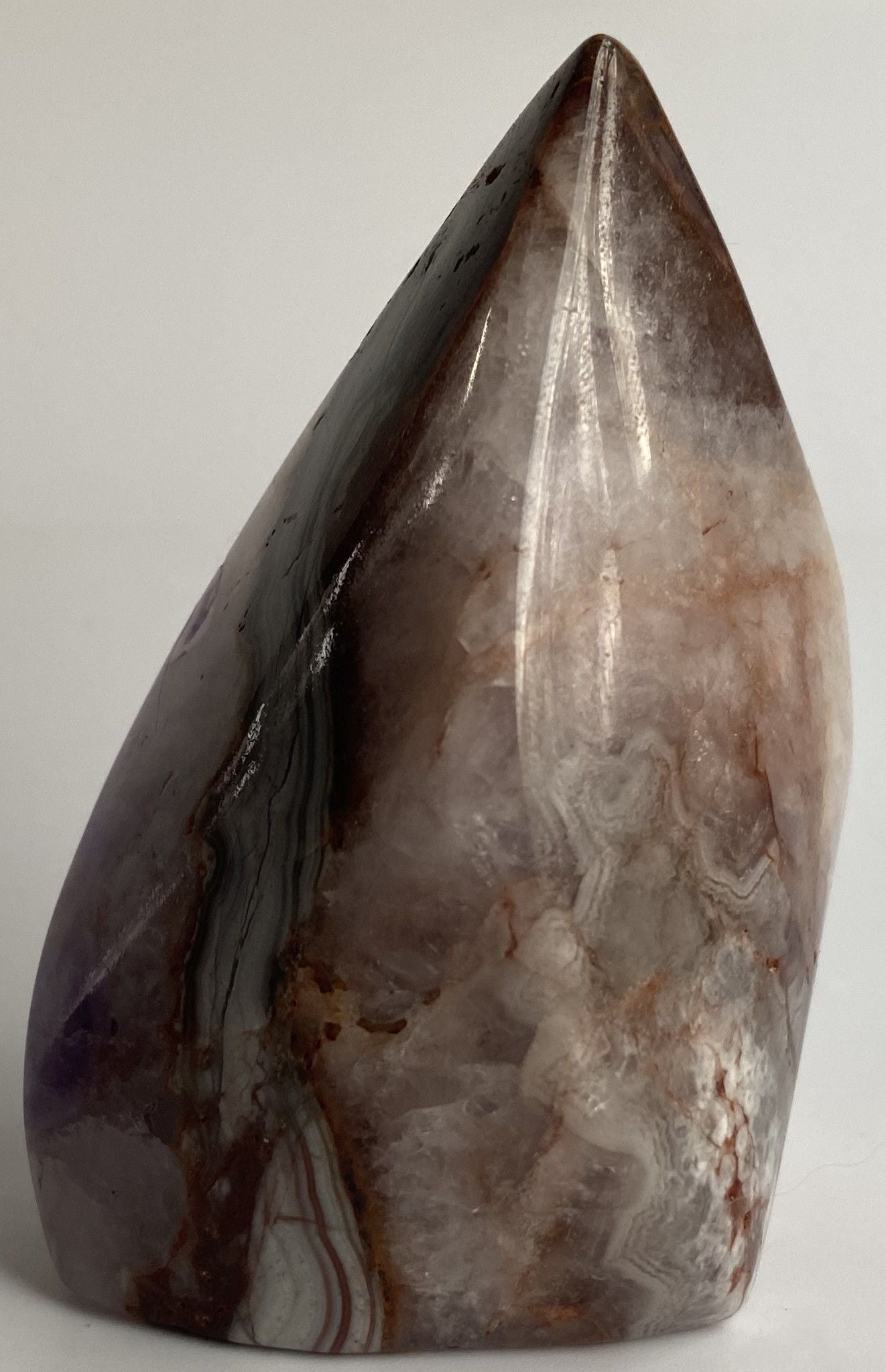 Sculptura din cristal de ametist-agat pe fundal alb