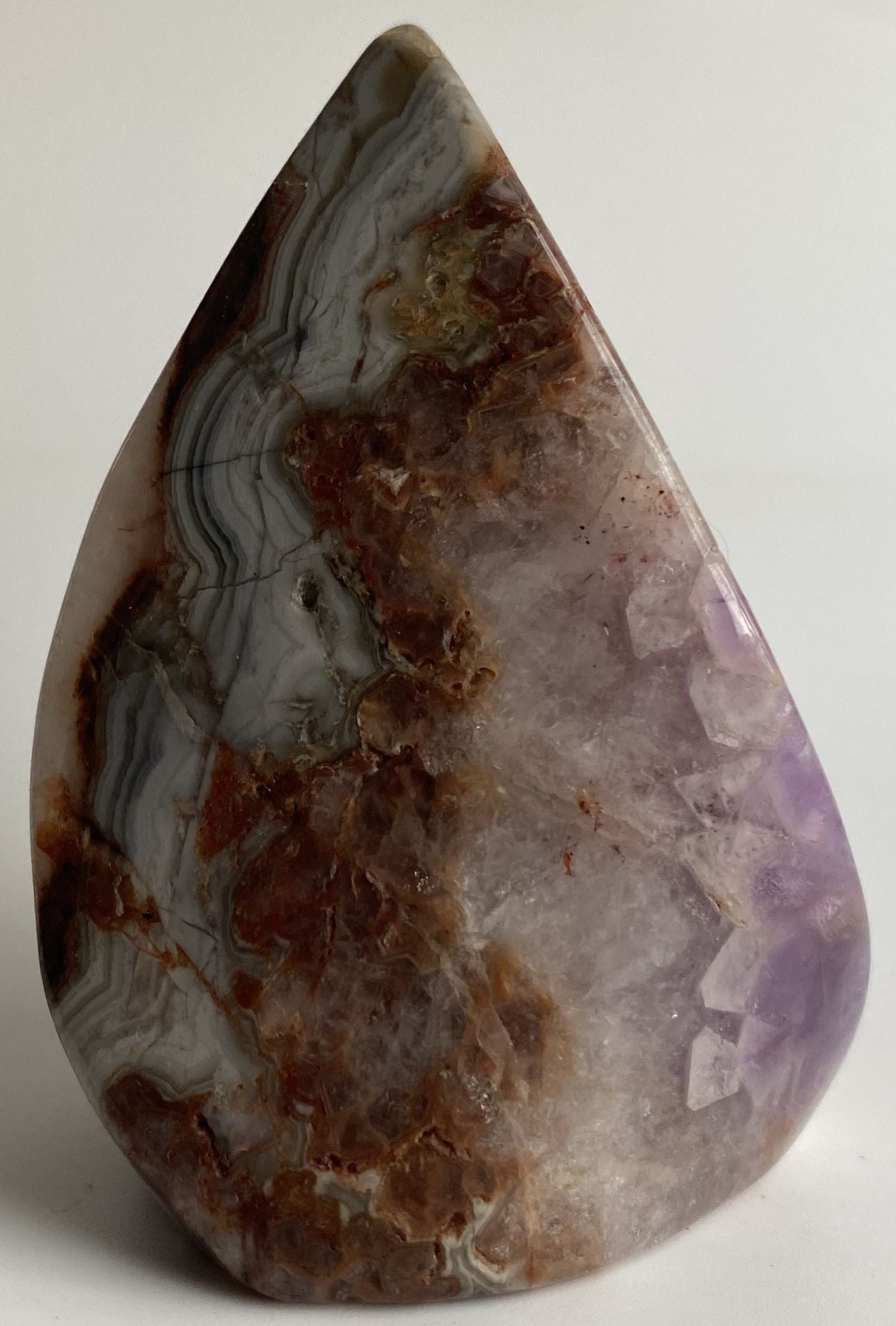 Sculptura de 7.7cm din cristal de ametist-agat pe fundal alb