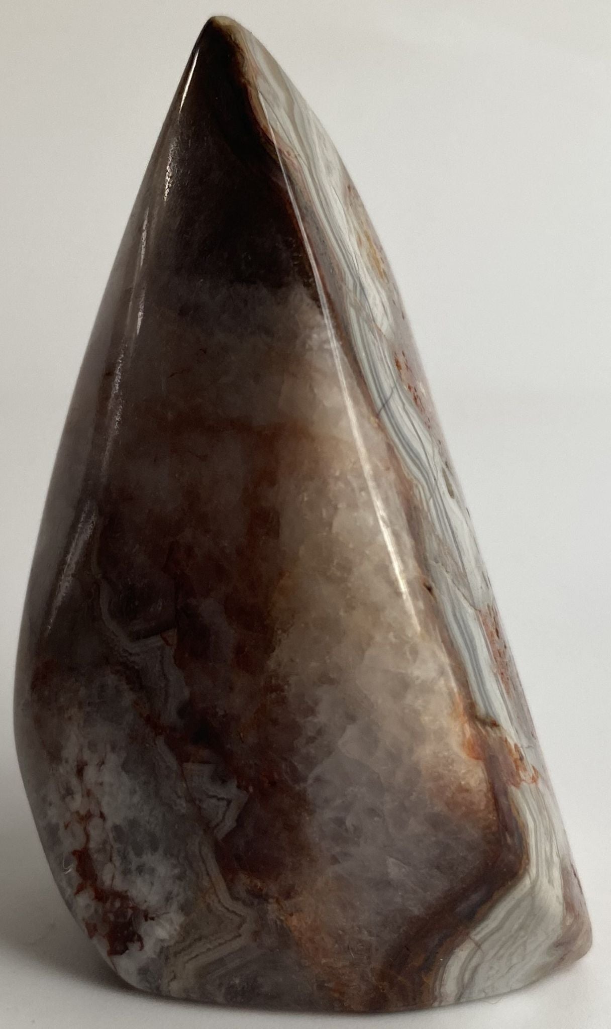 Sculptura decorativa de 7.7cm din piatra semipretioasa de ametist-agat pe fundal alb