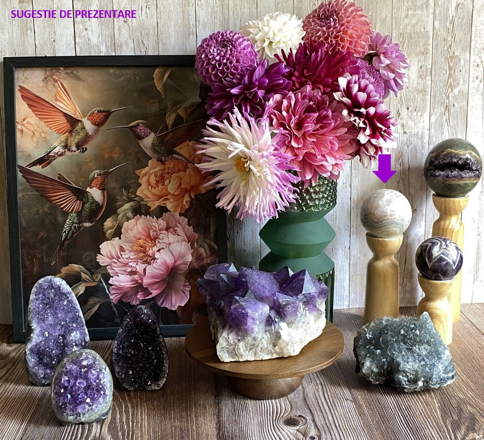 Decor cu sfera din piatra semipretioasa de ametist cu agat pe suport decorativ cu vaza cu dalii