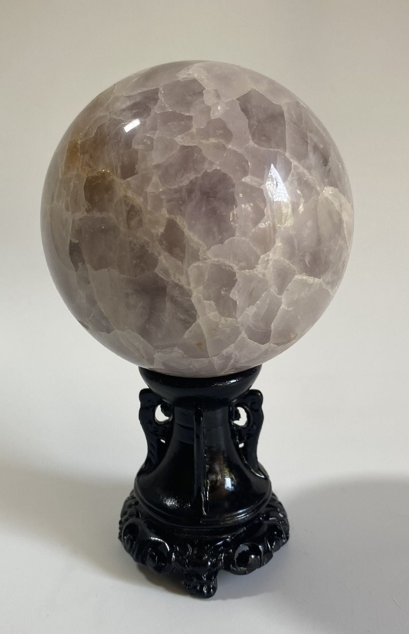 Sfera din cristal de ametist cu agat pe suport decorativ cu fundal alb
