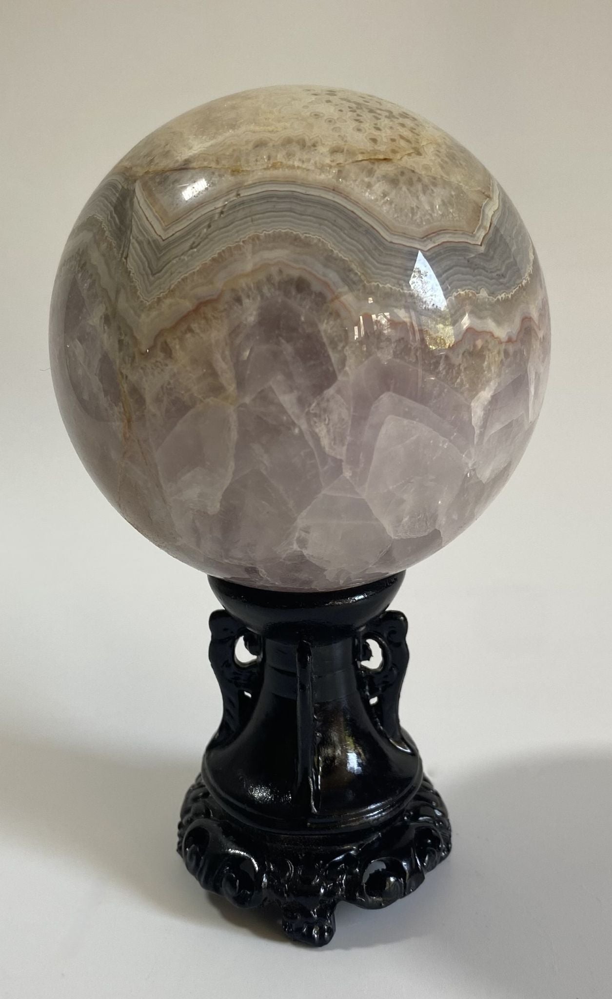 Sfera de 7.5cm din piatra semipretioasa de ametist cu agat pe suport decorativ cu fundal alb