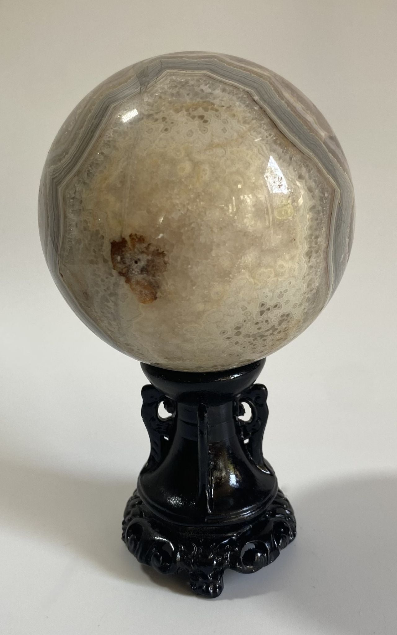 Sfera de 7.5cm din cristal de ametist cu agat pe suport decorativ cu fundal alb