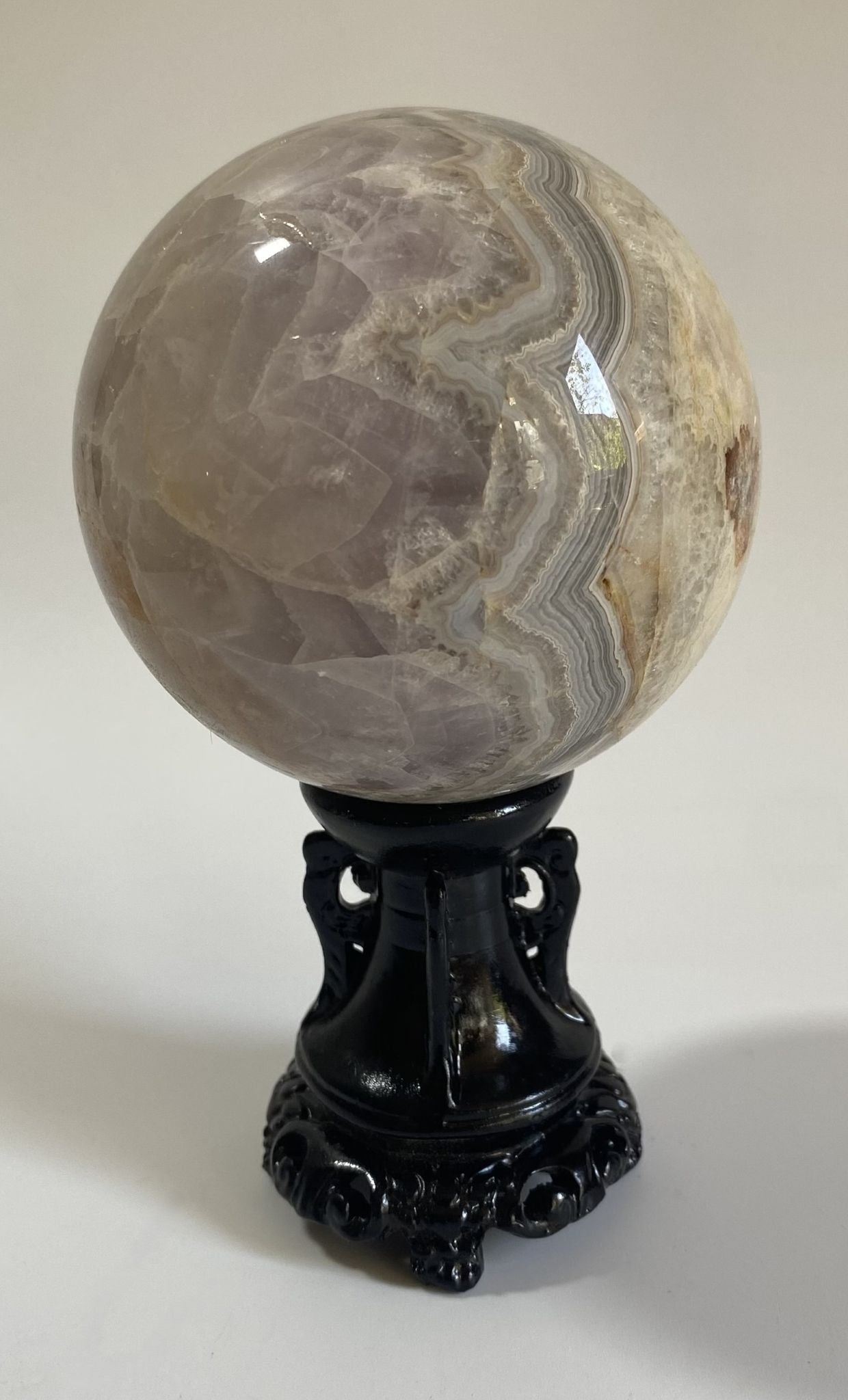 Sfera decorativa de 7.5cm din piatra semipretioasa de ametist cu agat pe suport decorativ cu fundal alb