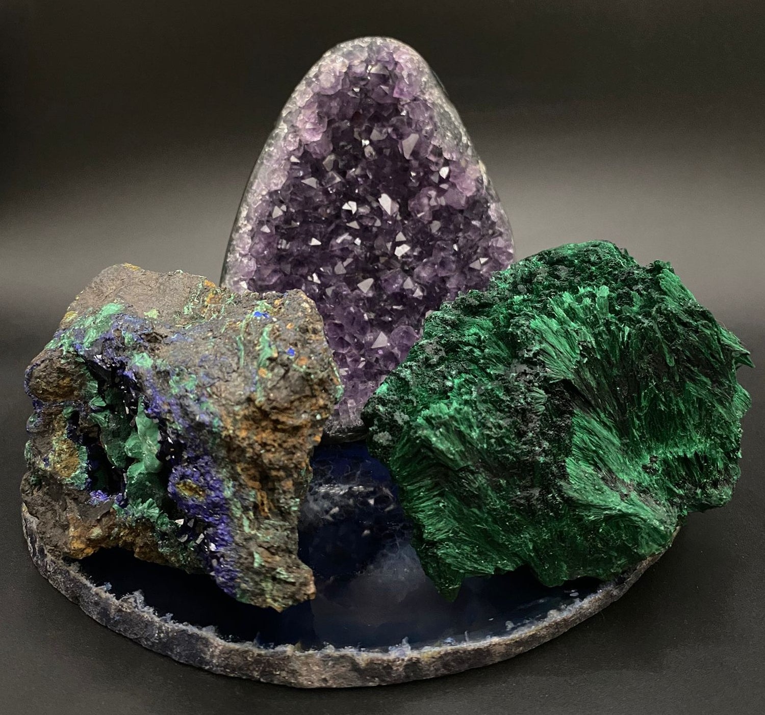 Set de cristale din ametist, azurit si malachit pe felie din agat cu fundal negru