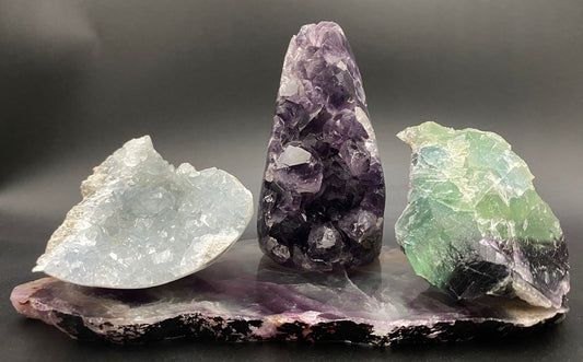 Set decor din pietre semipretioase de ametist, celestina si fluorit pe fundal negru