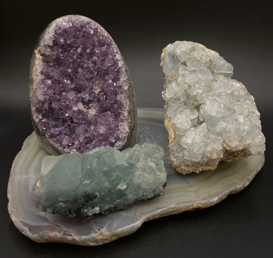 Set de cristale din ametist, celestina si fluorit verde pe felie de agat natural cu fundal negru