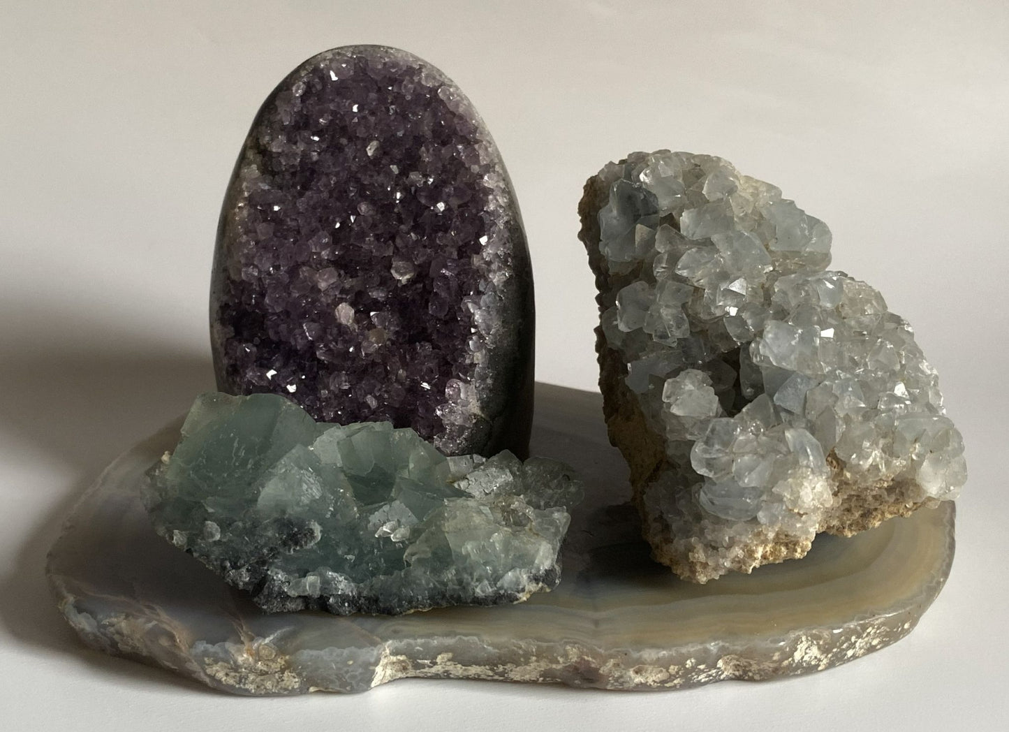 Set de cristale din ametist, celestina si fluorit verde pe felie de agat natural cu fundal alb