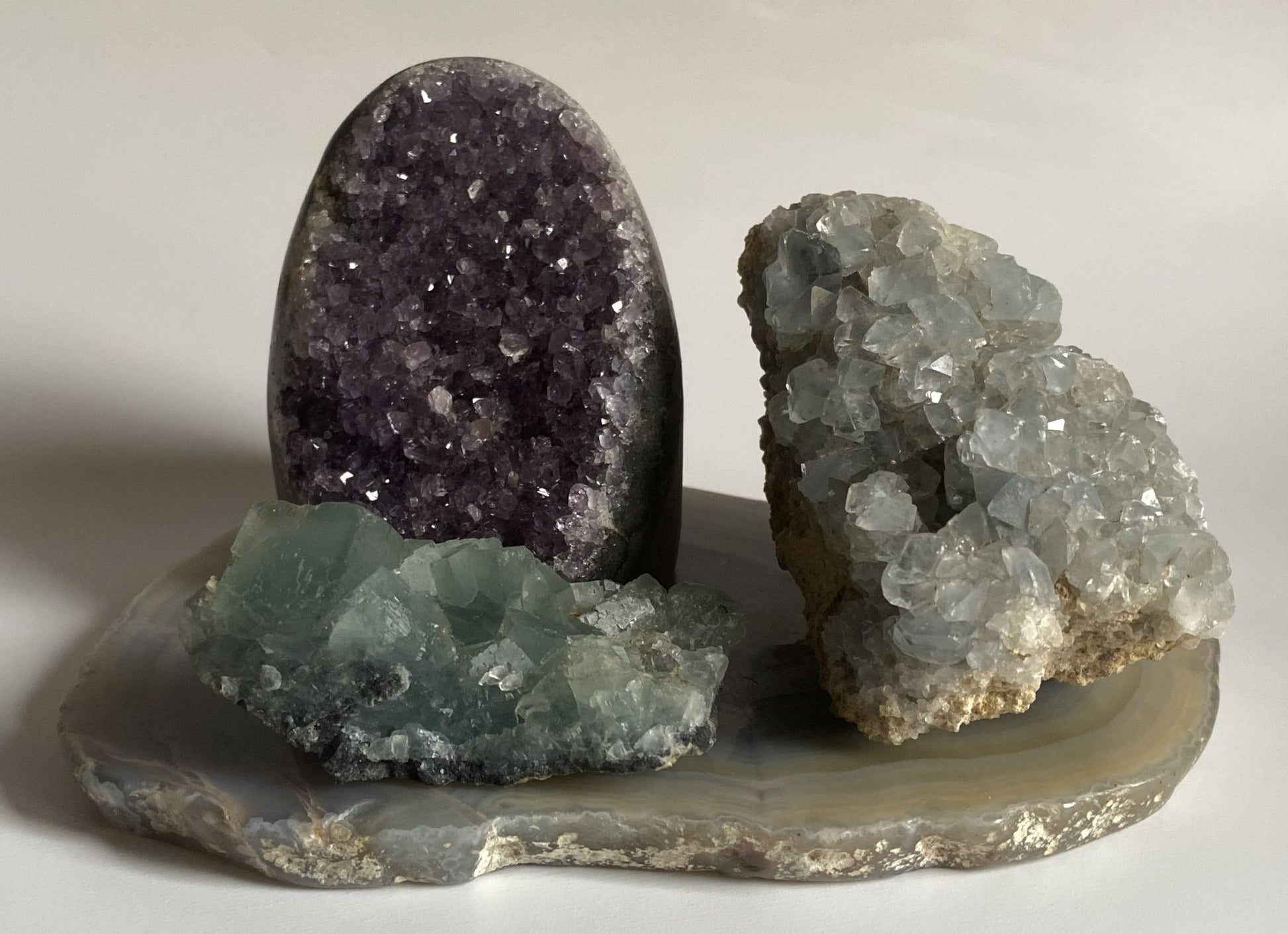 Set de cristale din ametist, celestina si fluorit verde pe felie de agat natural cu fundal alb