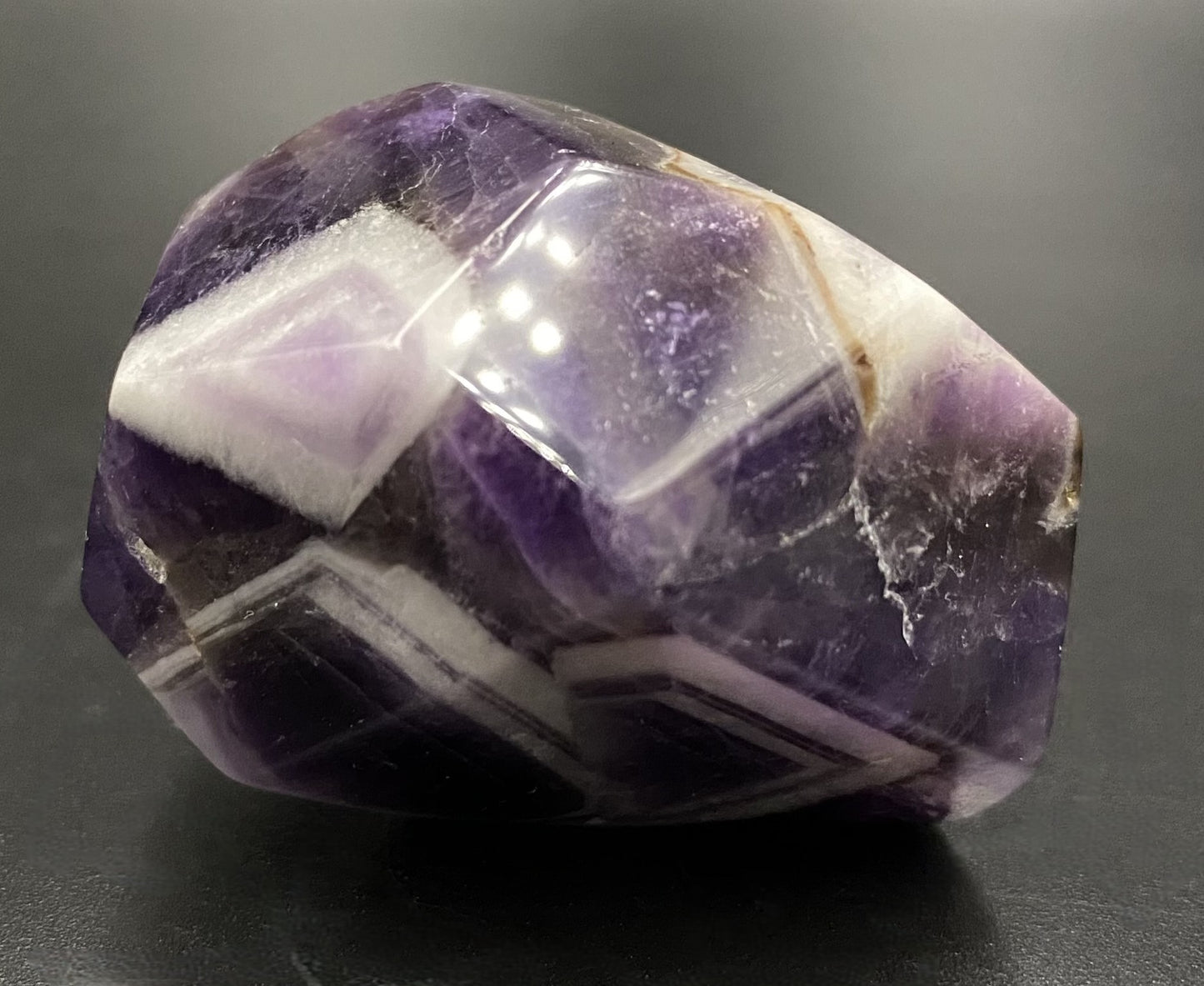 Forma poligonala din piatra semipretioasa de ametist chevron pe fundal negru