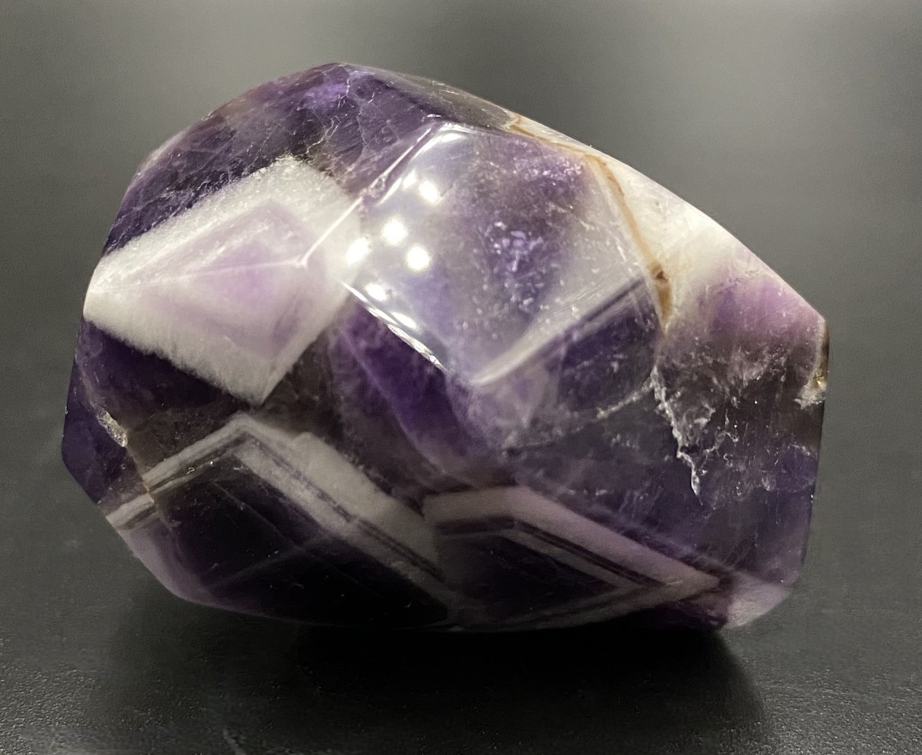 Forma poligonala din piatra semipretioasa de ametist chevron pe fundal negru