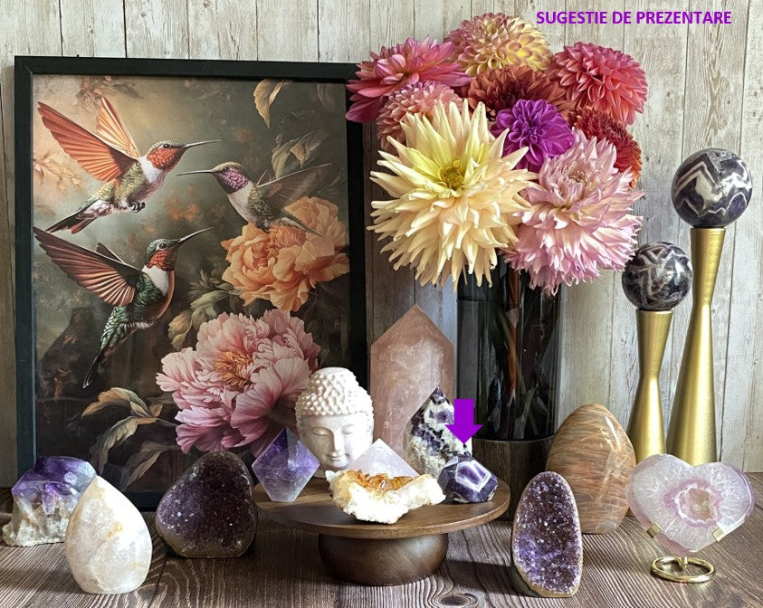 Decor cu forma poligonala din piatra semipretioasa de ametist chevron cu vaza cu dalii