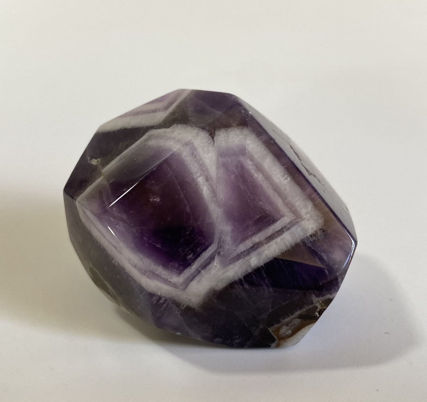 Forma poligonala din piatra semipretioasa de ametist chevron pe fundal alb