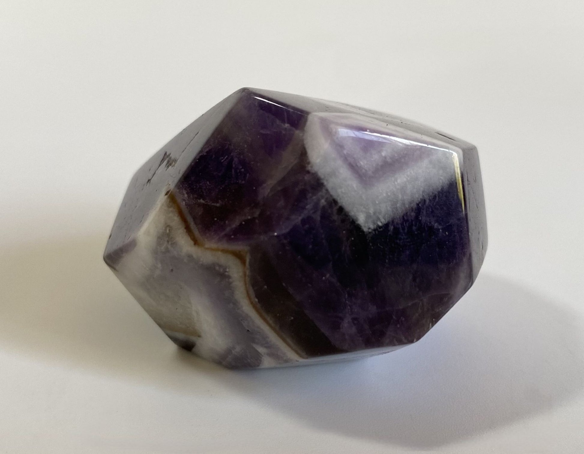 Forma poligonala din cristal de ametist chevron pe fundal alb
