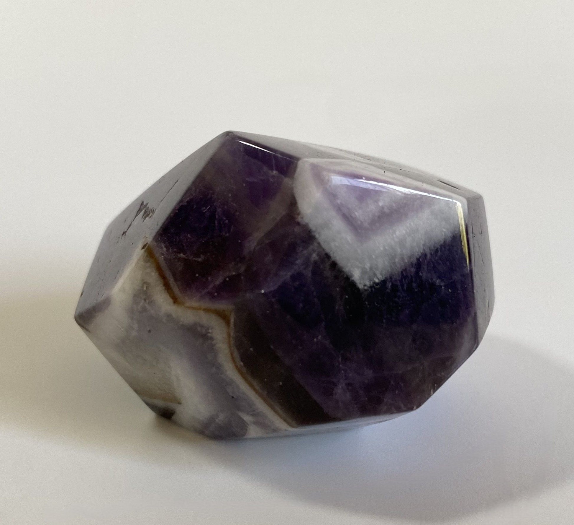 Forma poligonala de 4.3cm din cristal de ametist chevron pe fundal alb