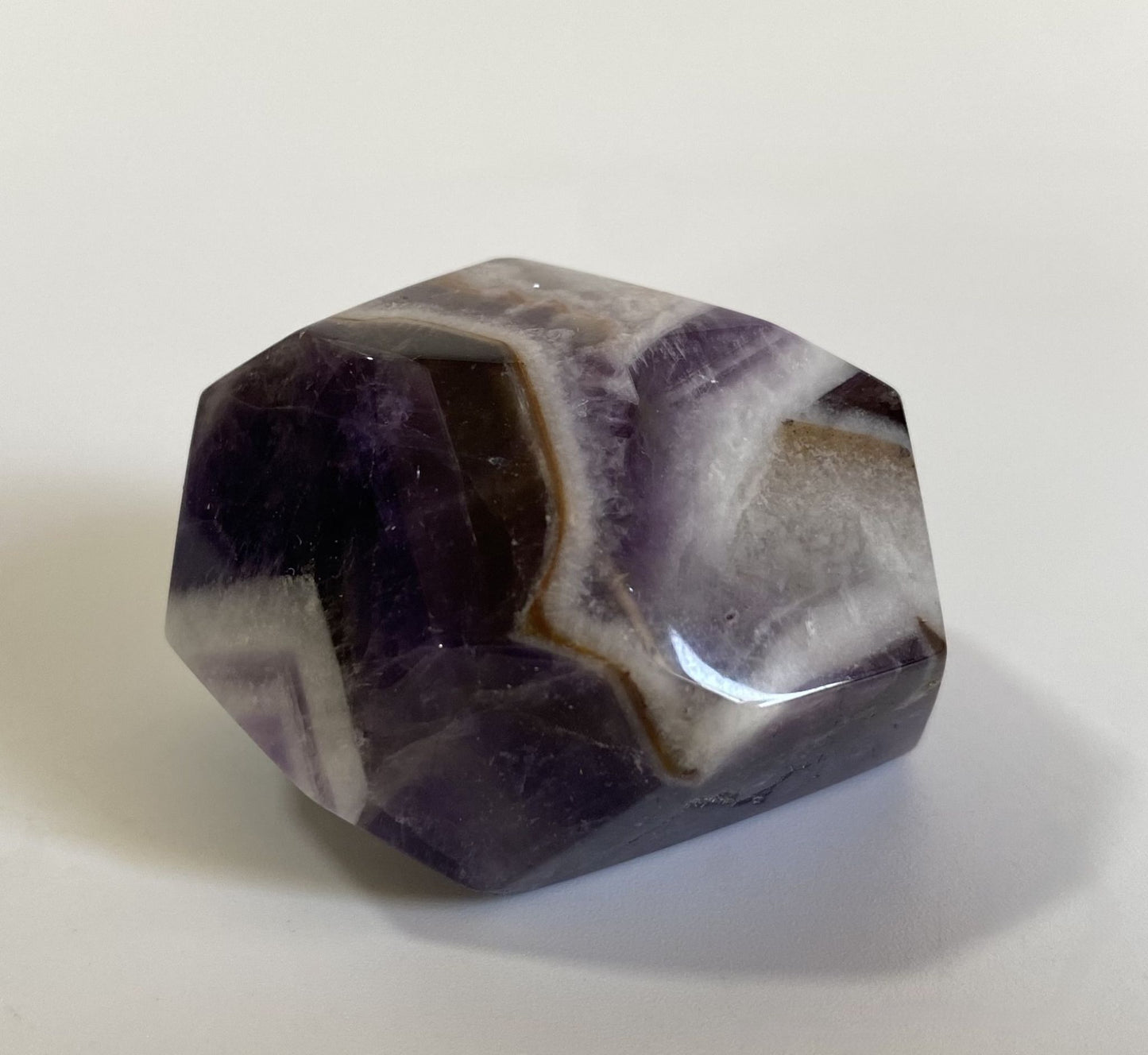 Forma poligonala de 4.3cm din piatra semipretioasa de ametist chevron pe fundal alb