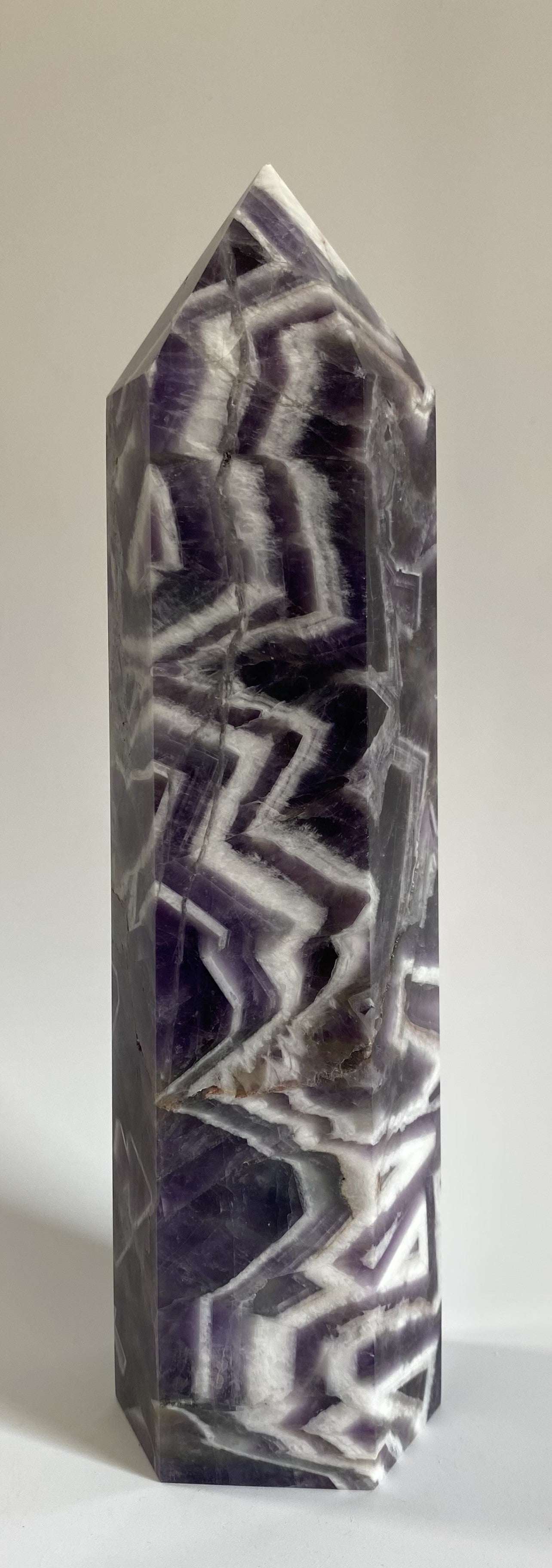 Ametist Dream Chevron obelisk semiprecious stone with purple and white zigzag patterns
