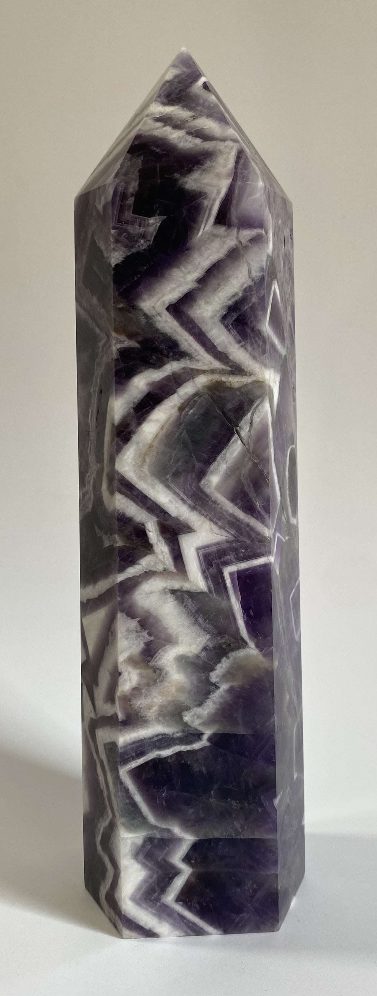 Ametist Dream Chevron obelisk semiprecious stone with purple and white chevron patterns