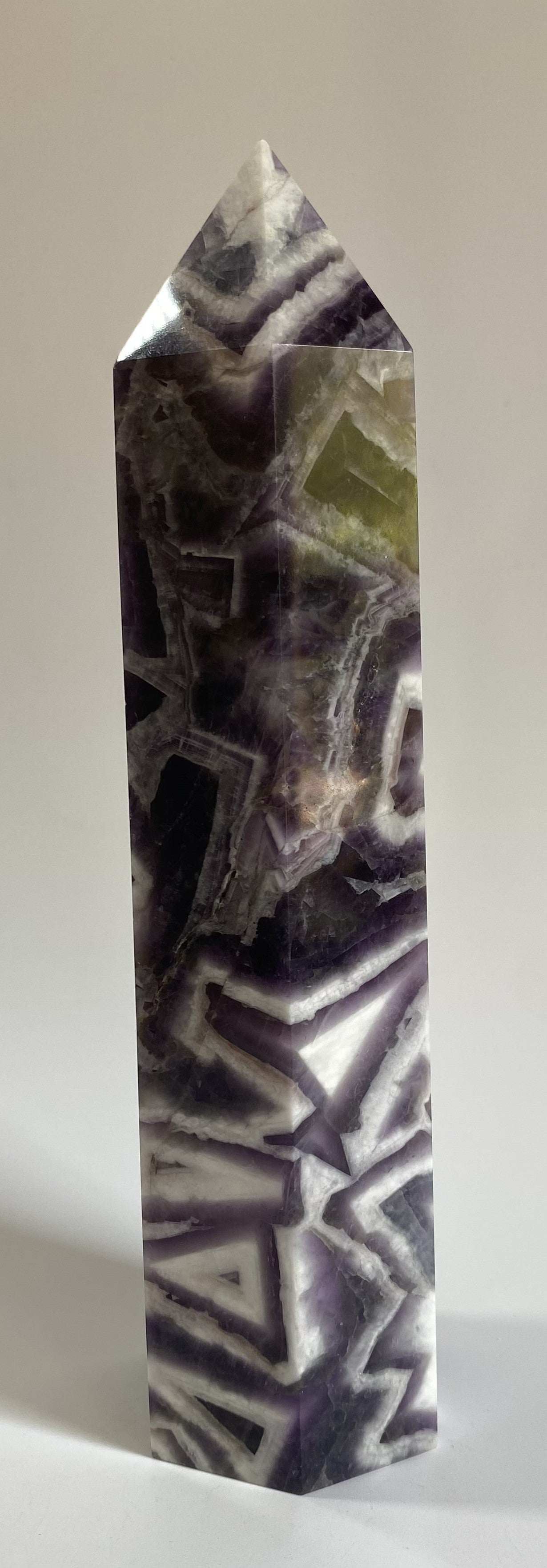 Ametist Dream Chevron obelisk semiprecious stone with purple and white patterns