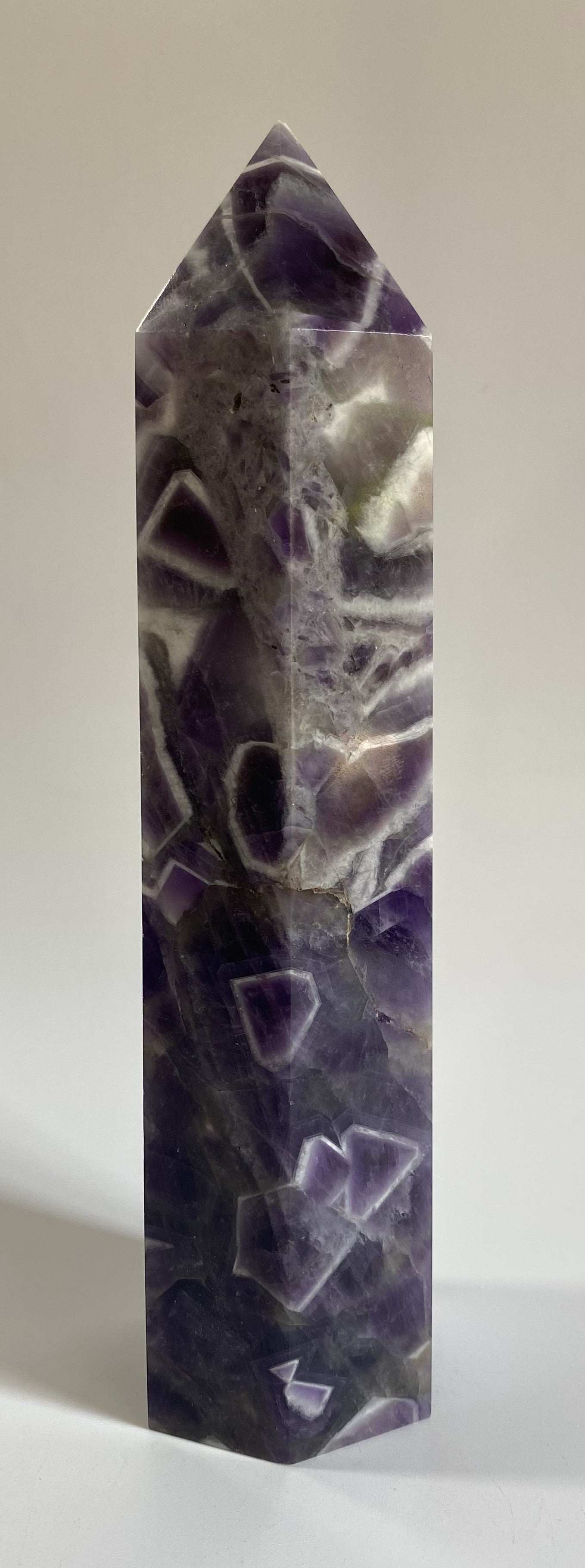Ametist Dream Chevron obelisk gemstone with purple and white patterns on white background