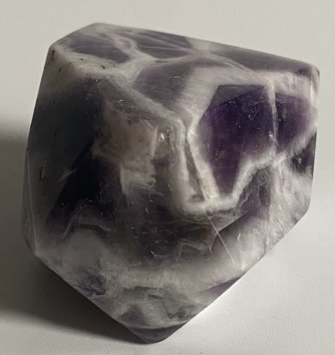 Forma poligonala de 4.3cm din cristal de ametist chevron pe fundal alb