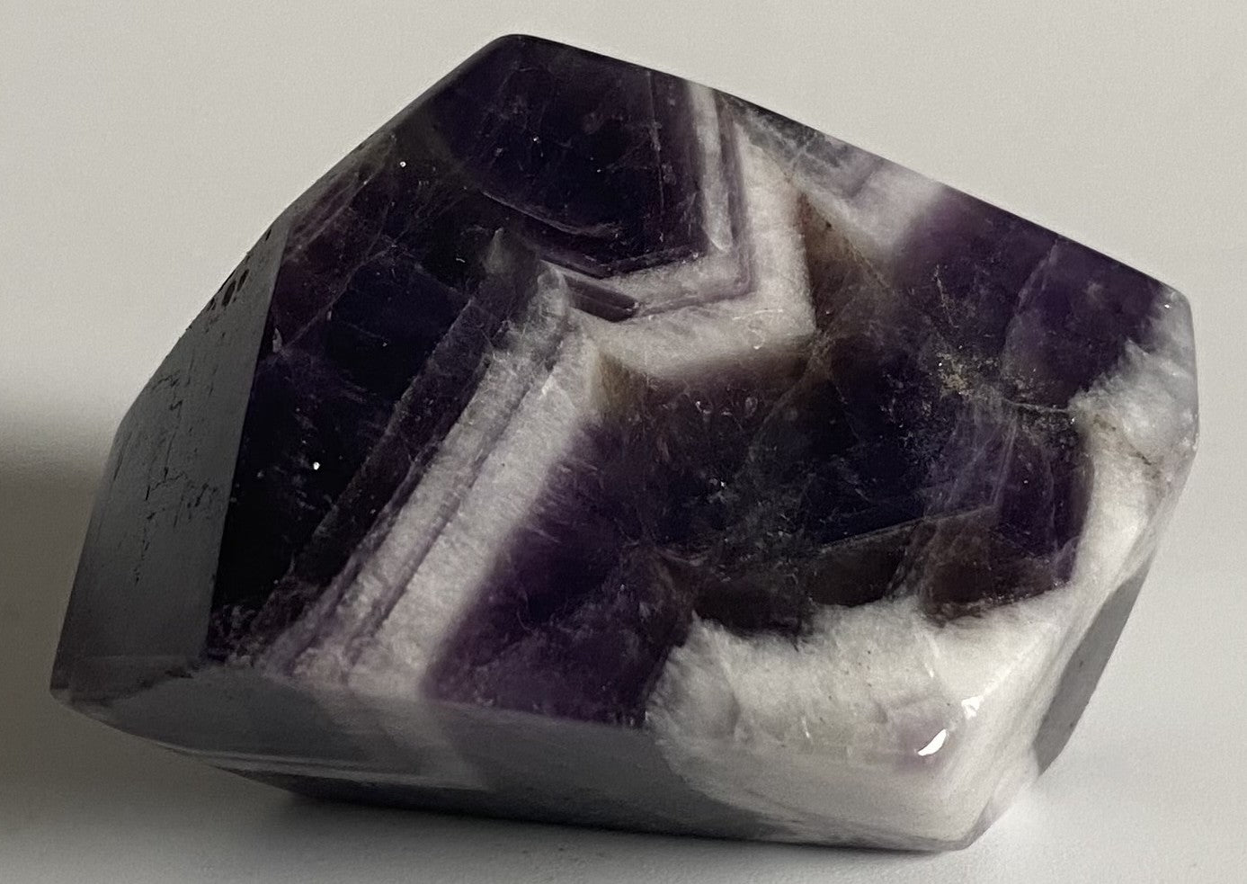 Forma poligonala din cristal de ametist chevron pe fundal alb