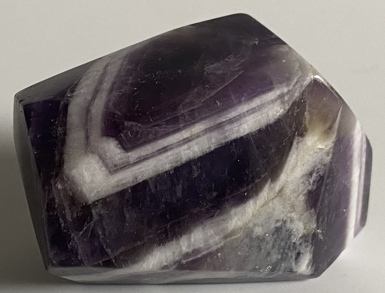 Forma poligonala de 4.5cm din cristal de ametist chevron pe fundal alb