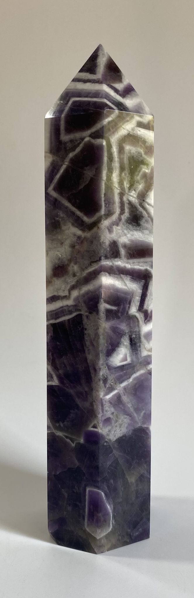 Obelisc de 21cm din piatra semipretioasa de ametist chevron pe fundal alb