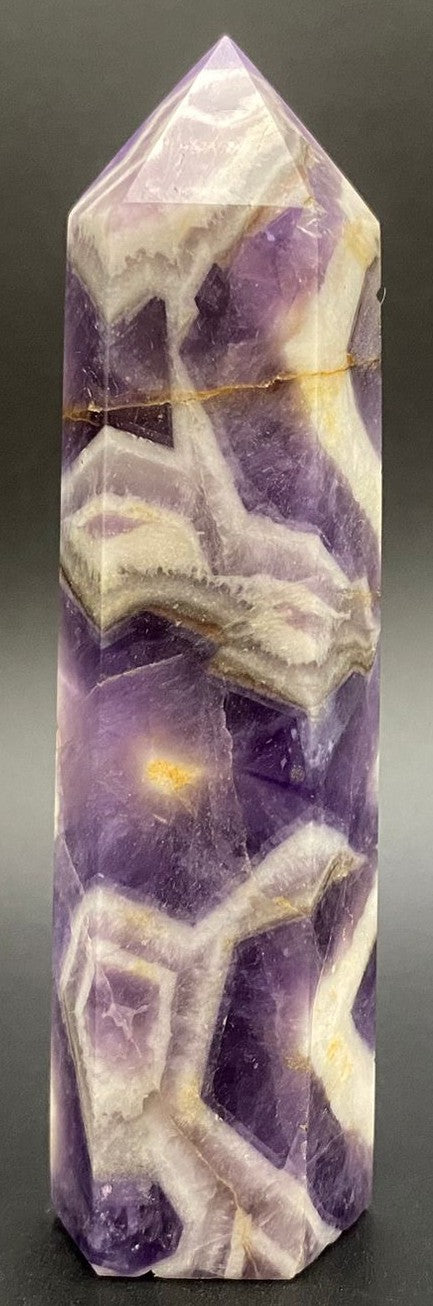 Obelisc din piatra semipretioasa de ametist chevron cu fundal negru