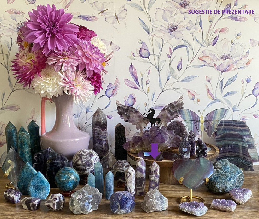 Decor cu obelisc din piatra semipretioasa de ametist chevron cu vaza cu dalii