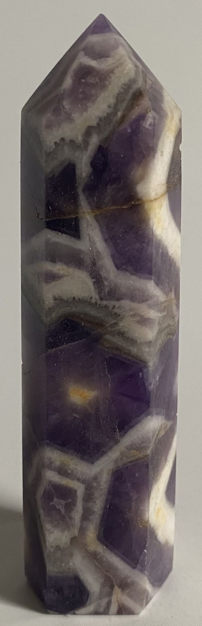 Obelisc din piatra semipretioasa de ametist chevron cu fundal alb