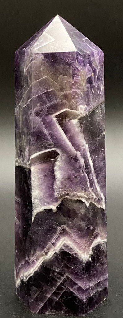 Obelisc din piatra semipretioasa de agat chevron pe fundal negru