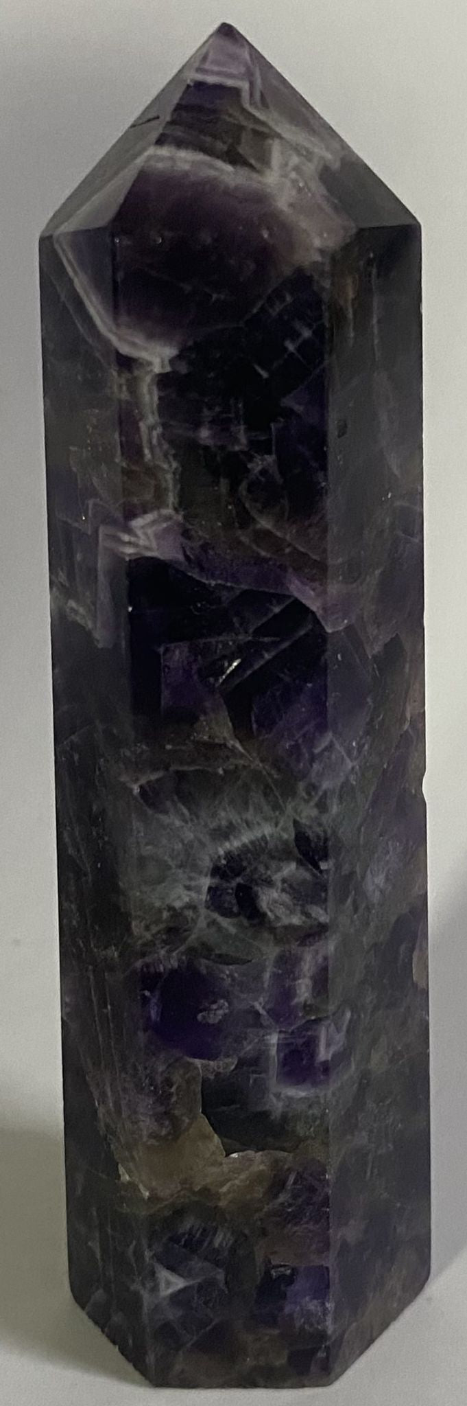 Obelisc din cristal de ametist chevron pe fundal alb