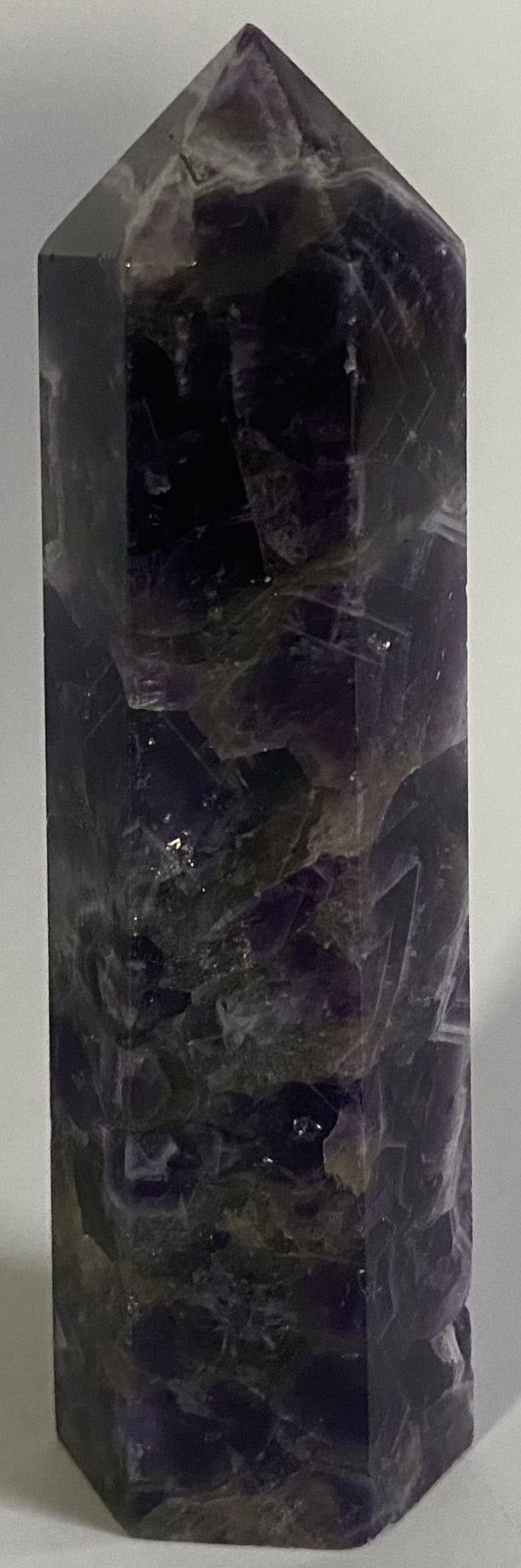 Obelisc de 8.9cm din piatra semipretioasa de ametist chevron pe fundal alb