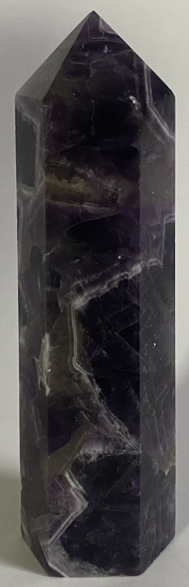 Obelisc de 8.9cm din cristal de ametist chevron pe fundal alb