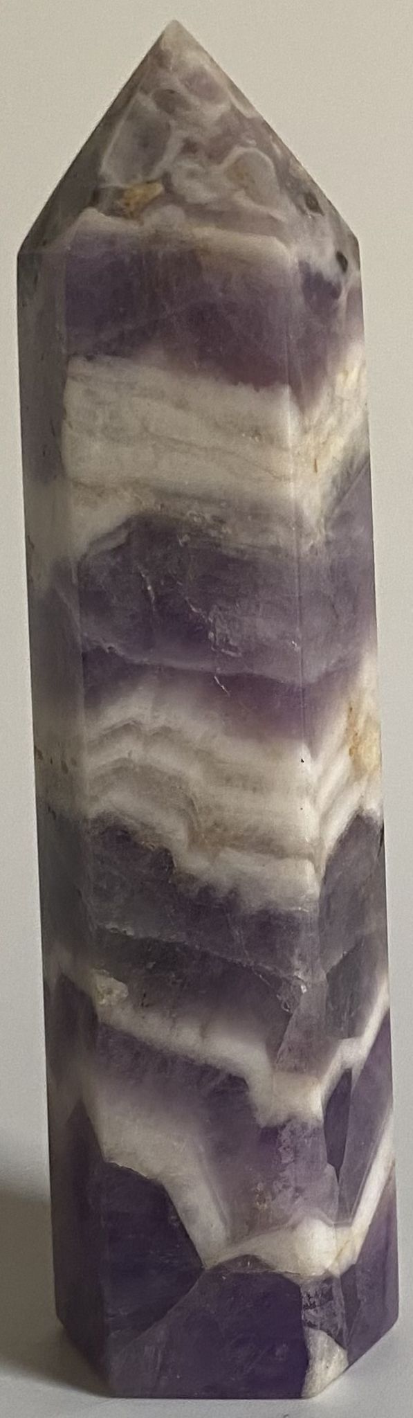 Obelisc de 9.6cm din piatra semipretioasa de ametist chevron pe fundal alb