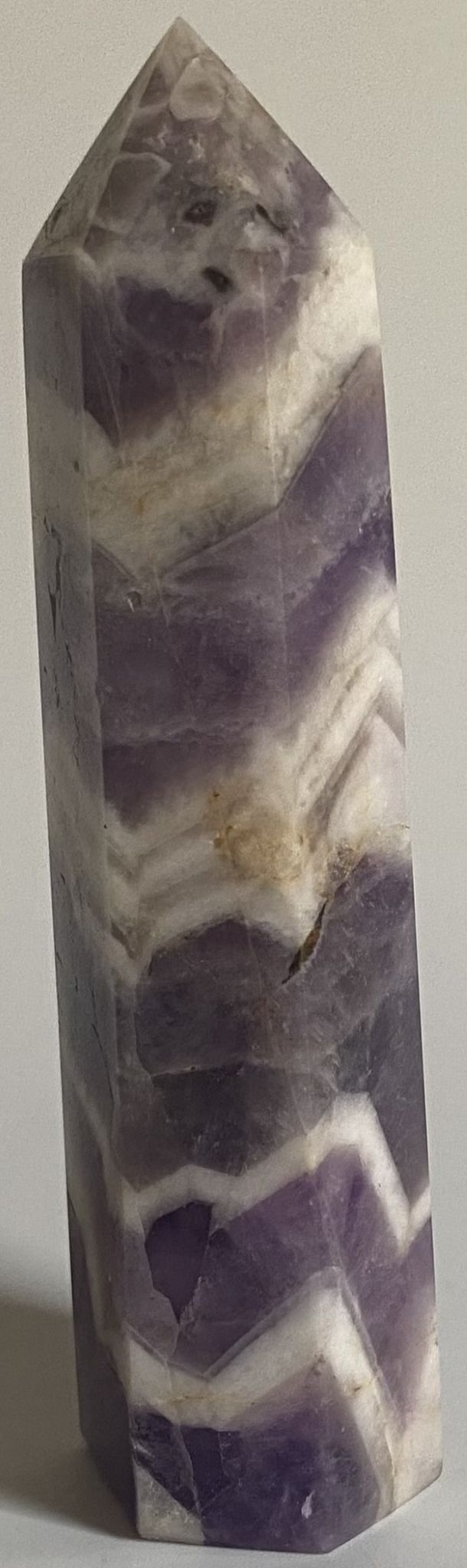 Obelisc de 9.6cm din cristal de ametist chevron pe fundal alb