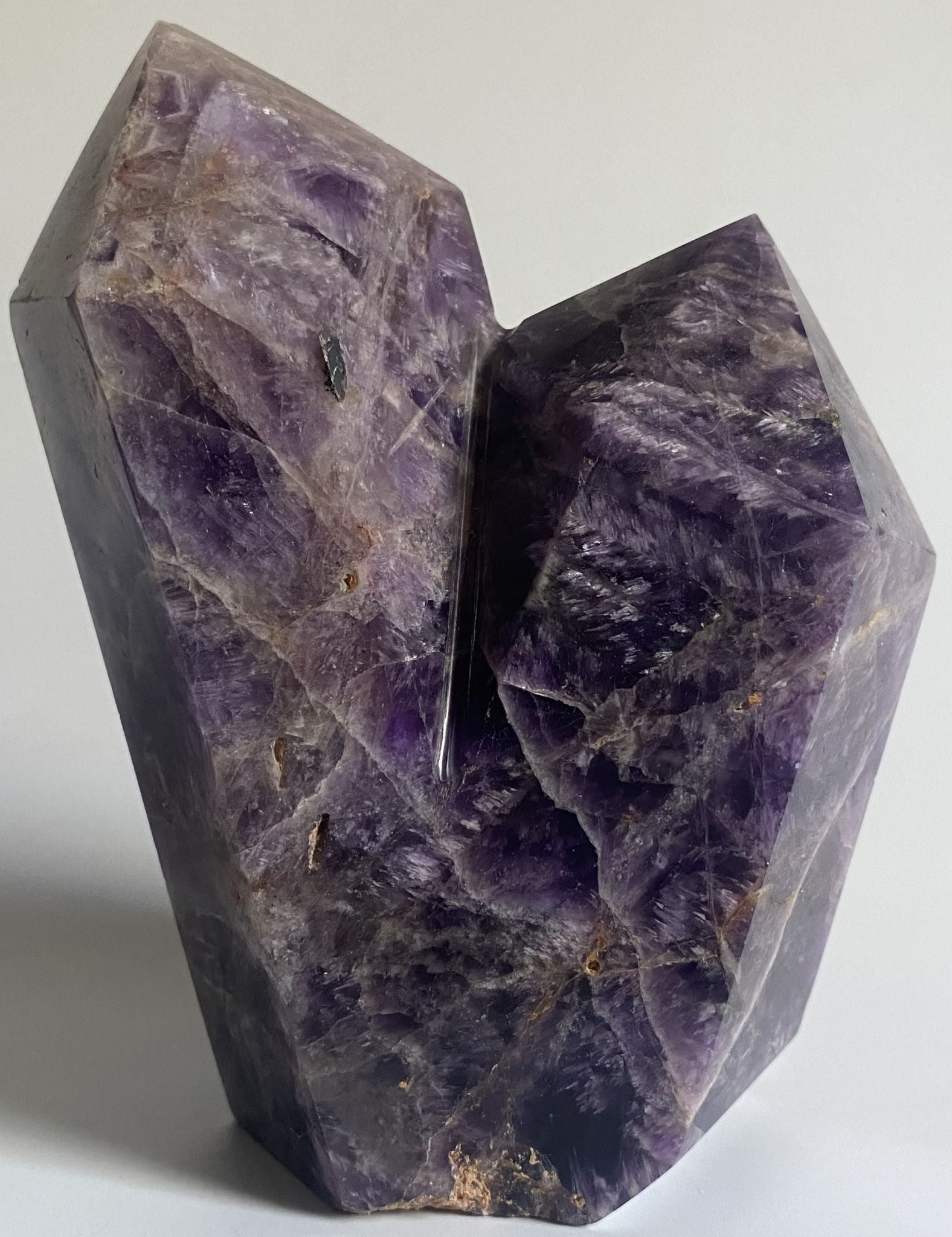 Obelisc dublu din cristal de ametist chevron pe fundal alb