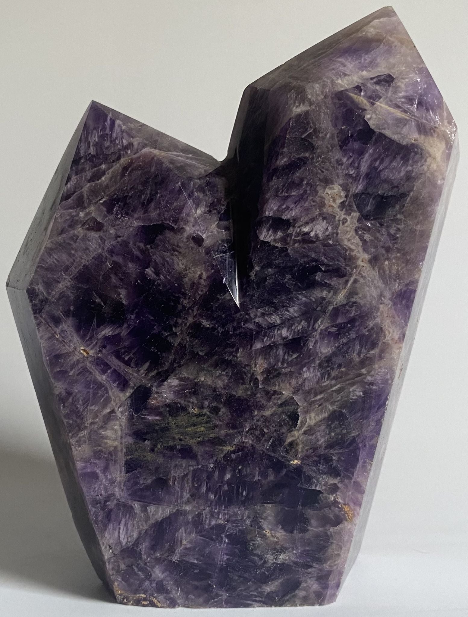 Obelisc dublu de 13.6cm din piatra semipretioasa de ametist chevron pe fundal alb