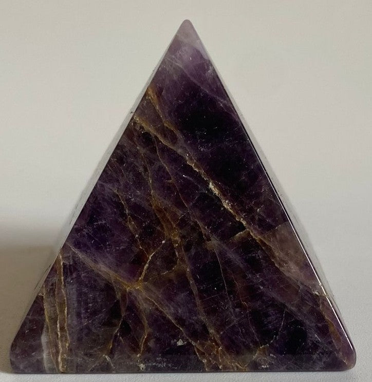 Piramida din cristal de ametist chevron pe fundal alb
