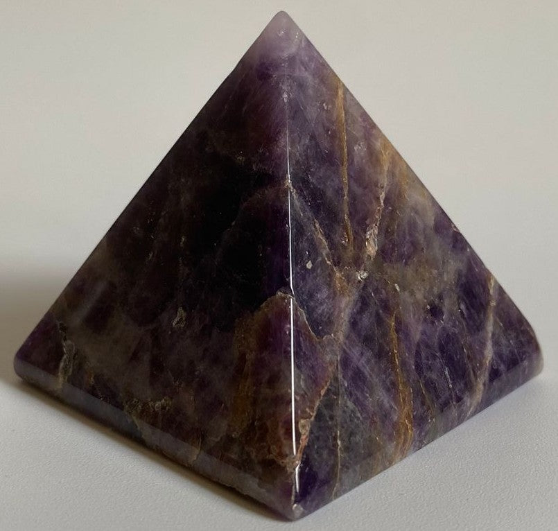 Piramida de 5cm din cristal de ametist chevron pe fundal alb