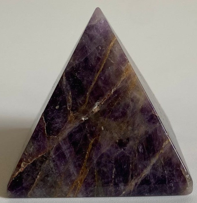 Piramida decorativa de 5cm din piatra semipretioasa de ametist chevron pe fundal alb