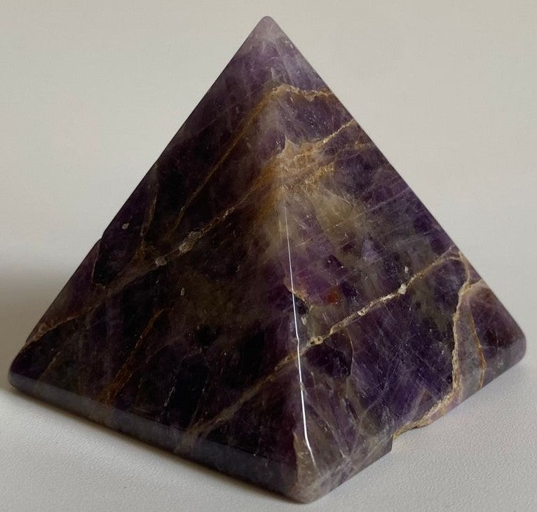 Piramida decorativa de 5cm din cristal de ametist chevron pe fundal alb