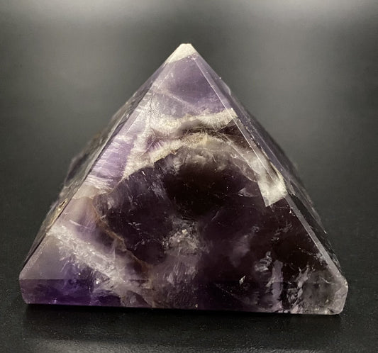 Piramida din cristal de Ametist Chevron 4.5 cm pe fundal negru