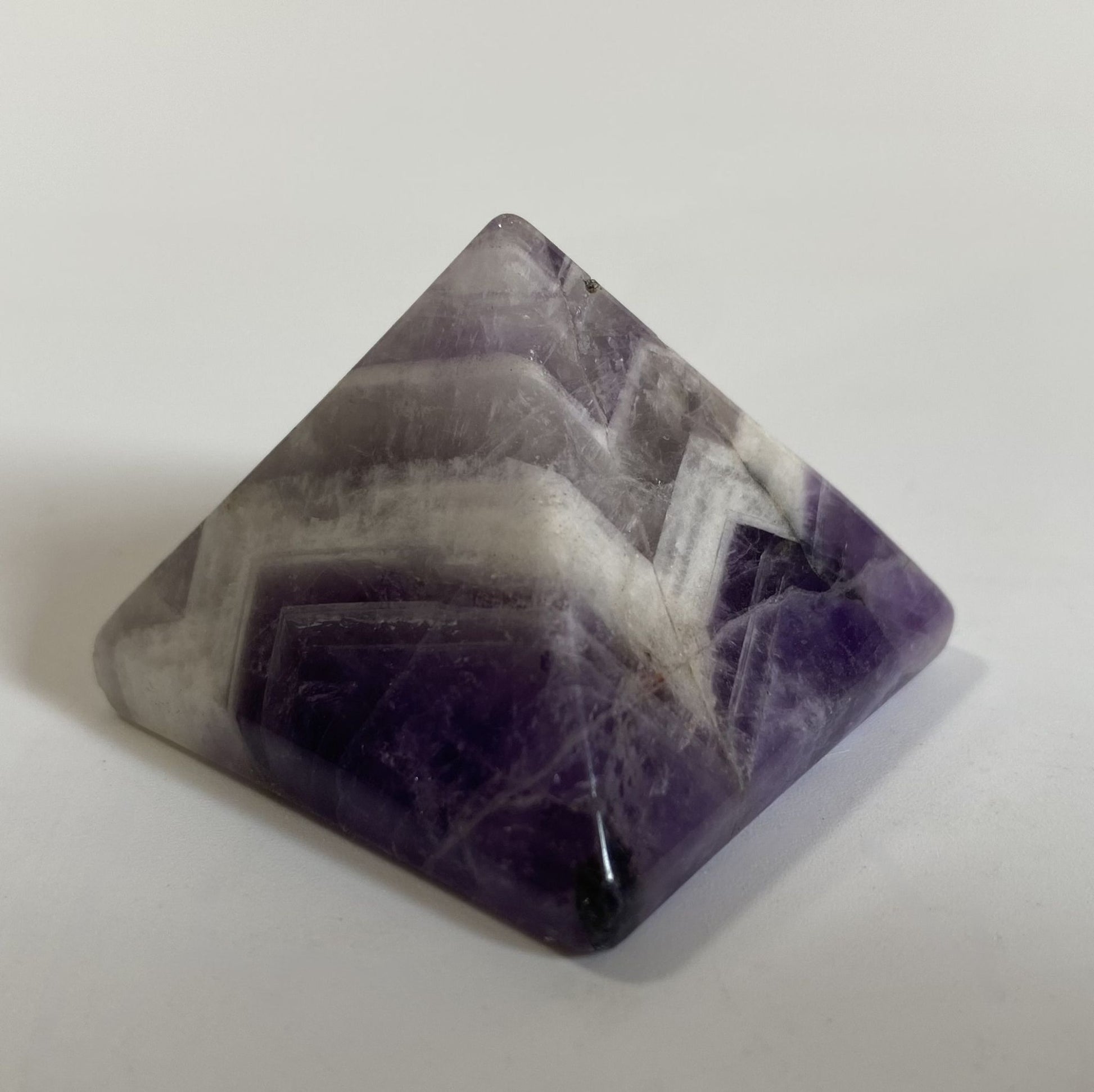 Piramida din piatra semipretioasa de ametist chevron pe fundal alb