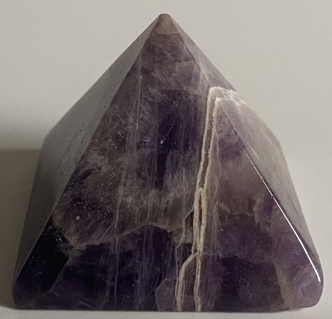 Piramida din cristal de ametist chevron pe fundal alb