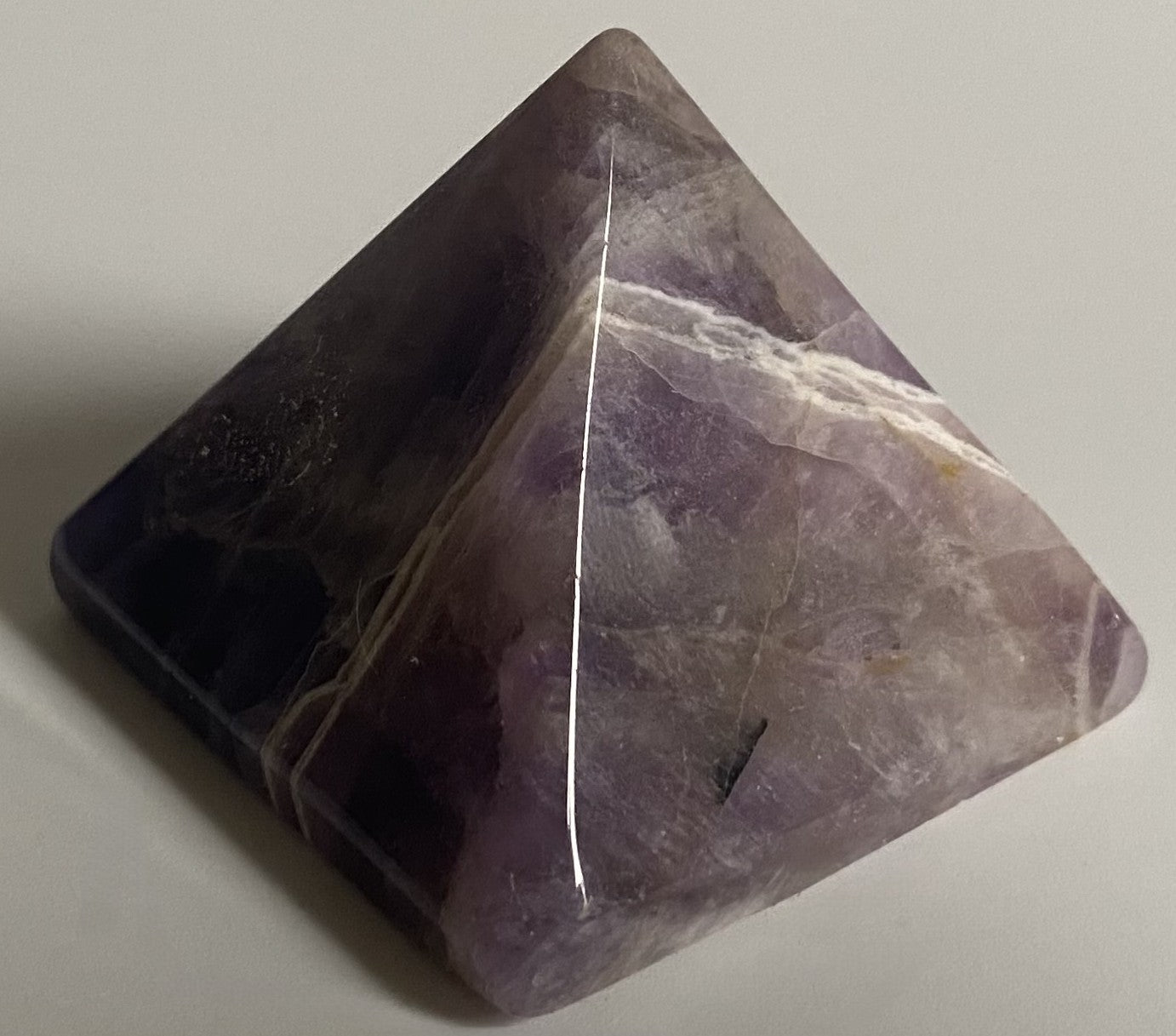 Piramida de 3.8cm din piatra semipretioasa de ametist chevron pe fundal alb