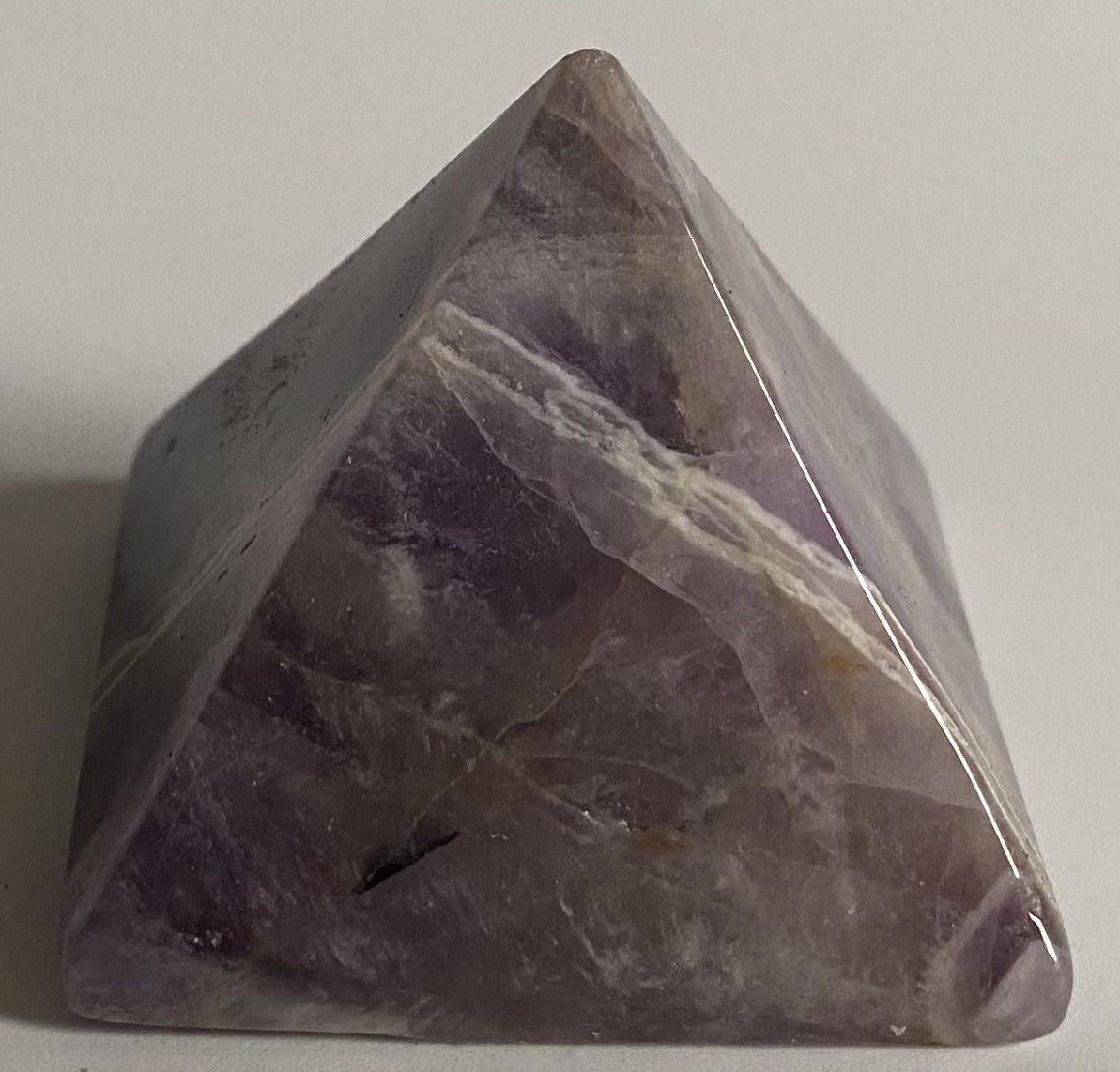 Piramida de 3.8cm din cristal de ametist chevron pe fundal alb